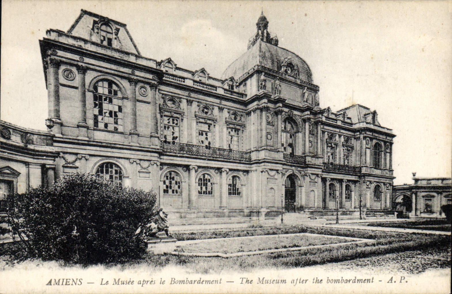 CPA Amiens le Musee apres le Bombardement Militaria