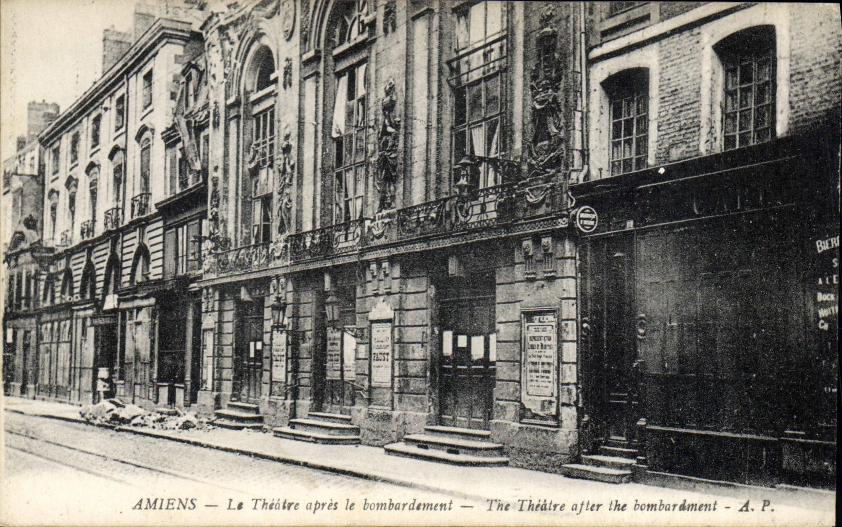 CPA Amiens le Theatre apres le bombardement Militaria