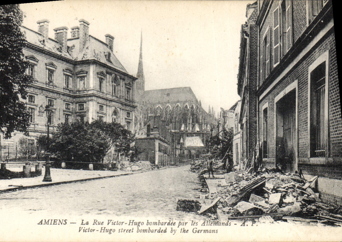 CPA Amiens la rue Victor Hugo bombardee par les Allemands 