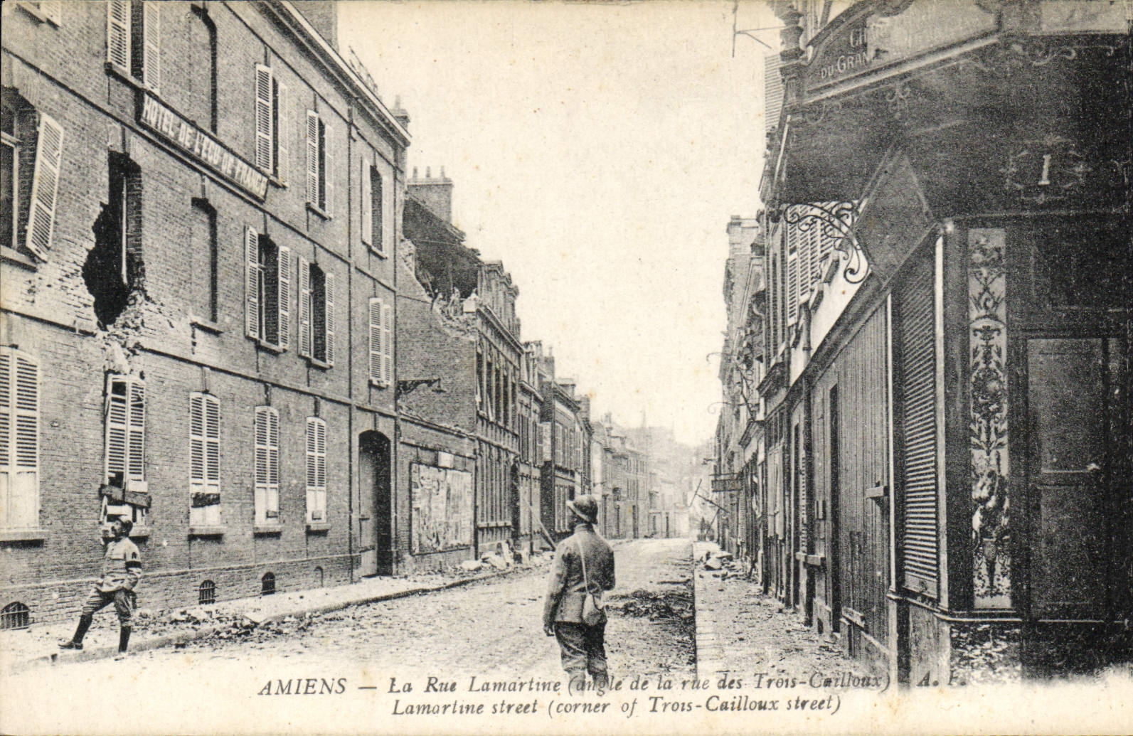 CPA Amiens la rue Lamartine Angle de la rue des trois Cailloux 