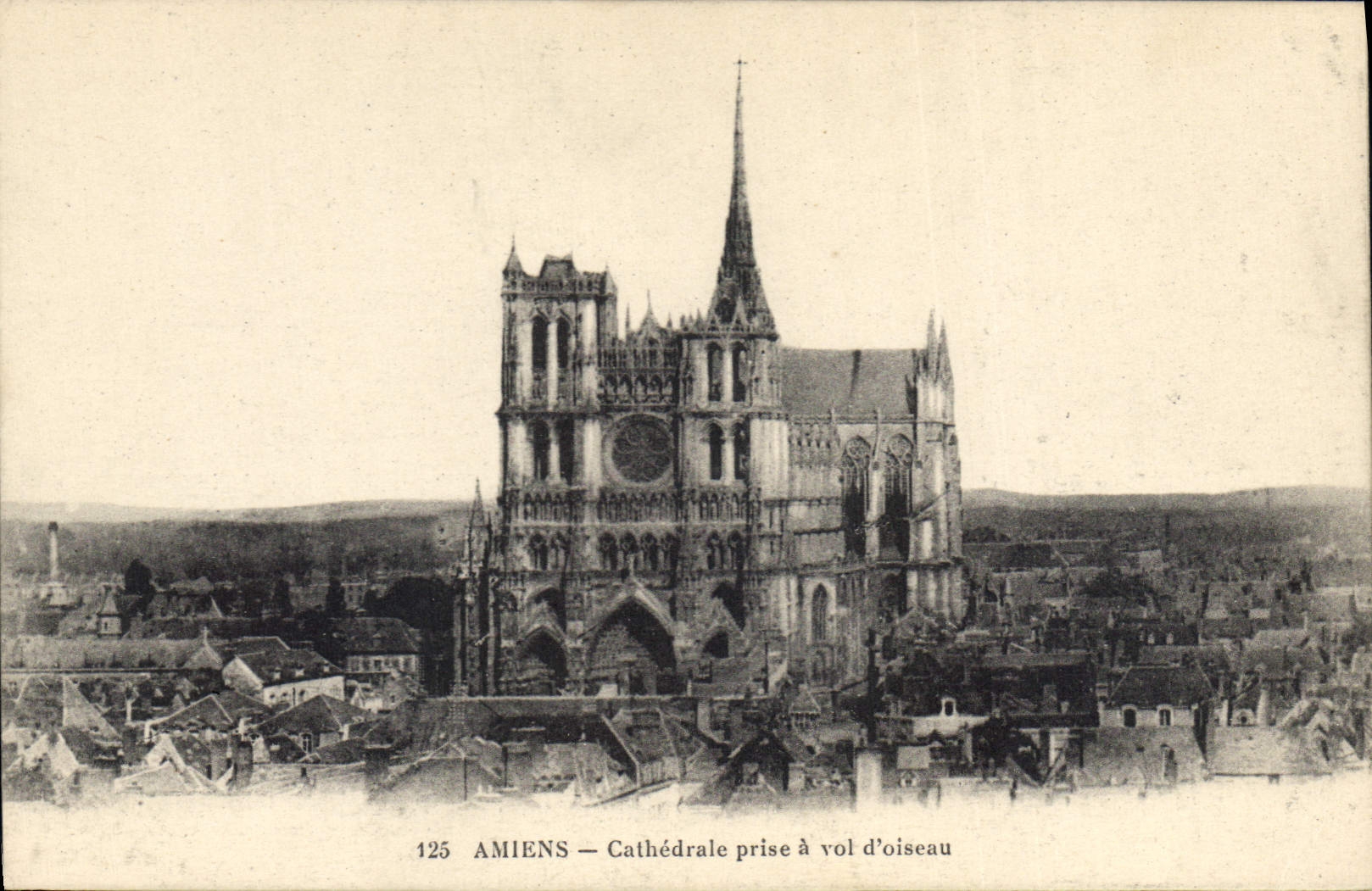 CPA Amiens cathedrale prise a vol d'oiseau 