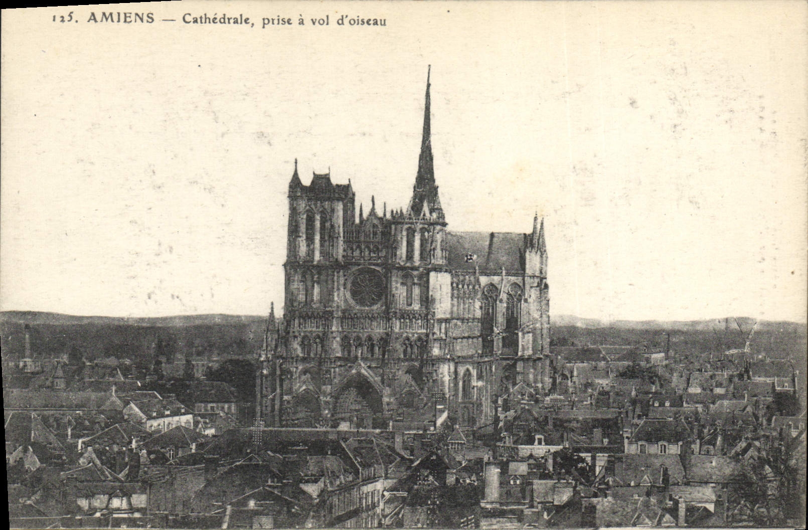 CPA Amiens Cathedrale prise a vol d'oiseau