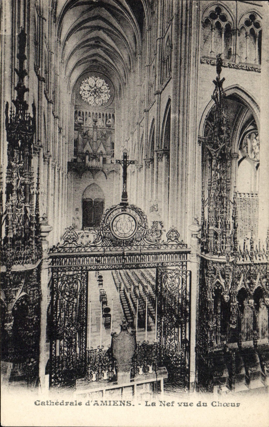CPA Cathedrale Amiens Le Nef vue du choeur
