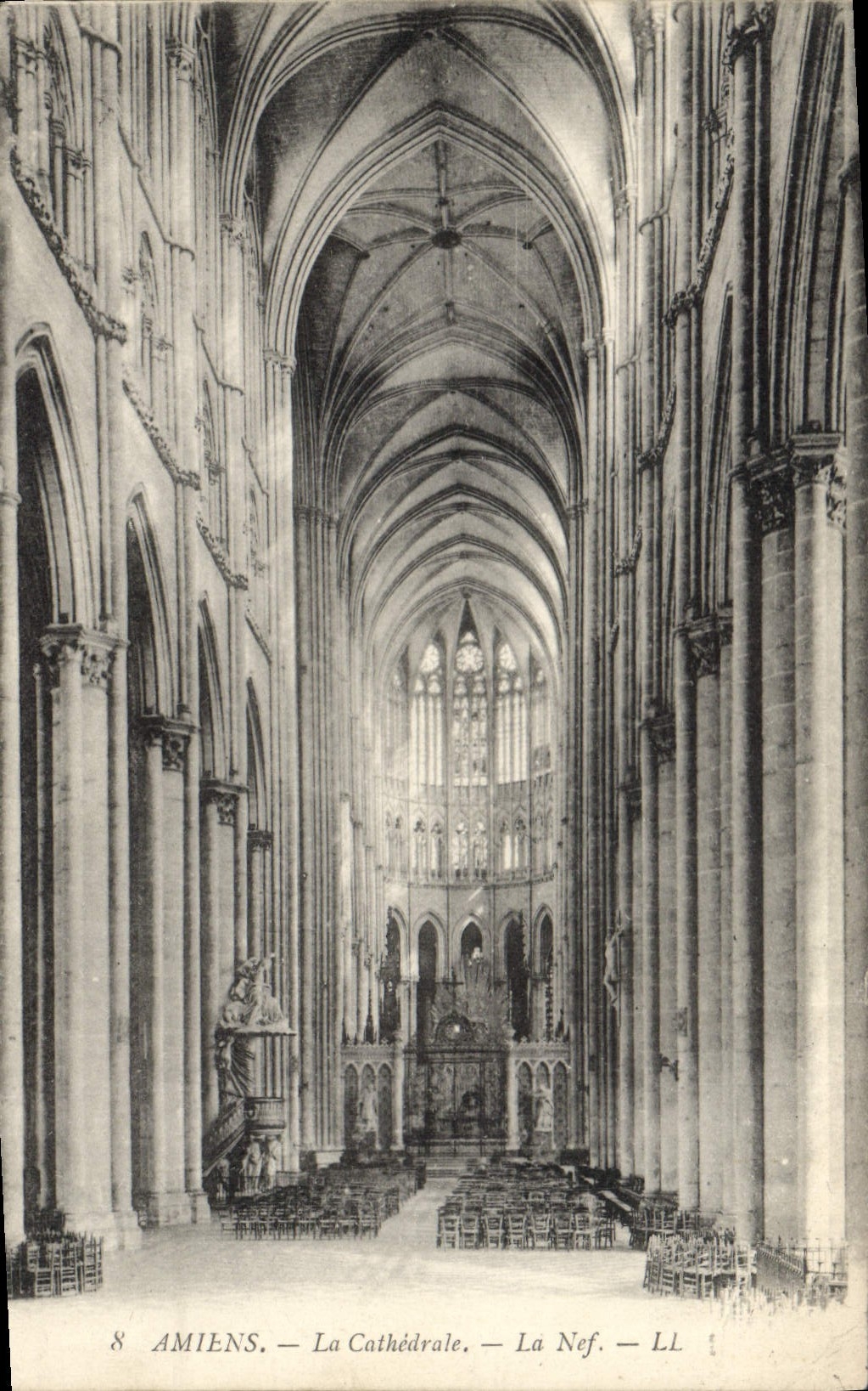 CPA Amiens la Cathedrale La Nef