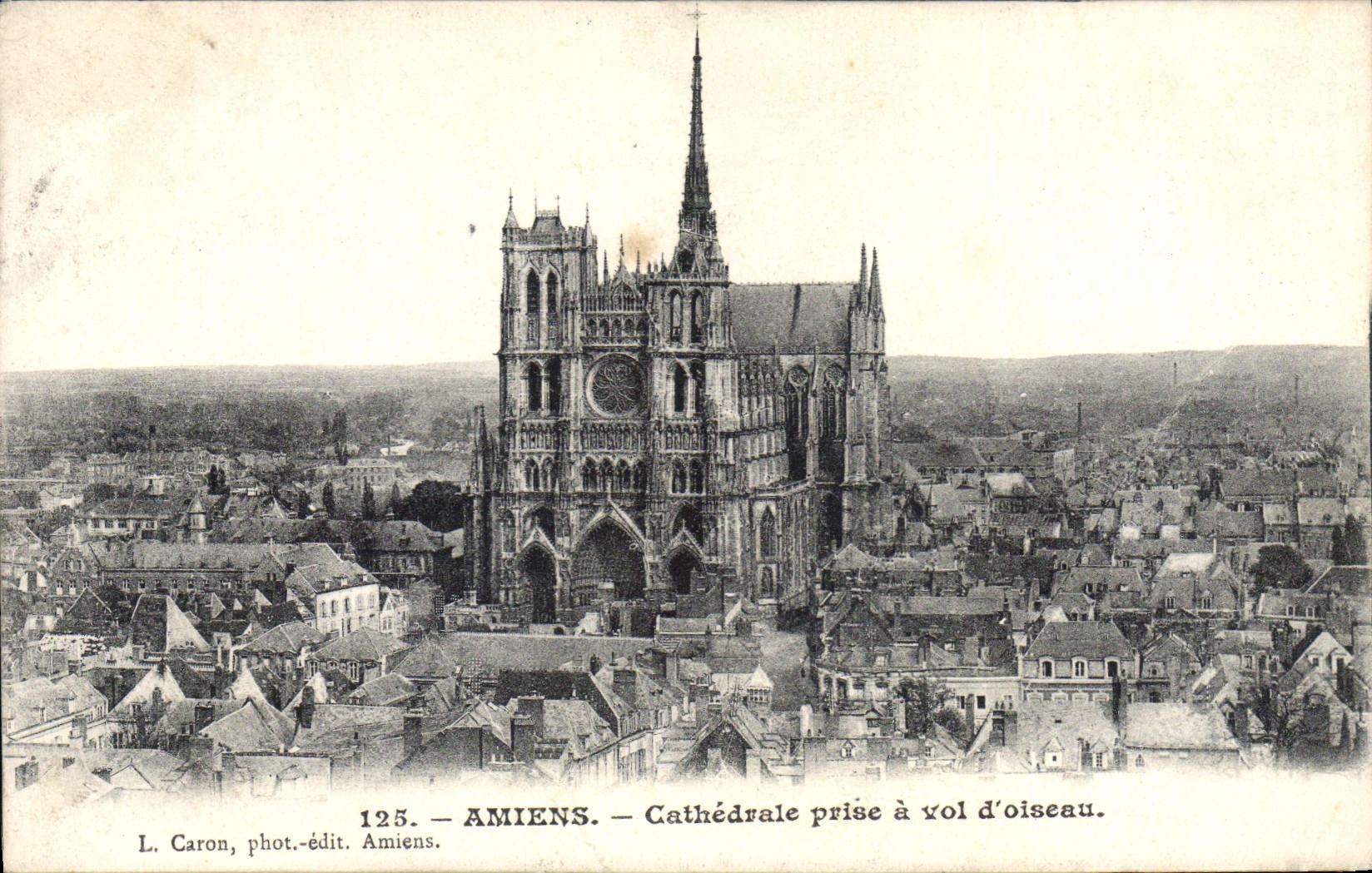 CPA Amiens Cathedrale prise a vol d'oiseau