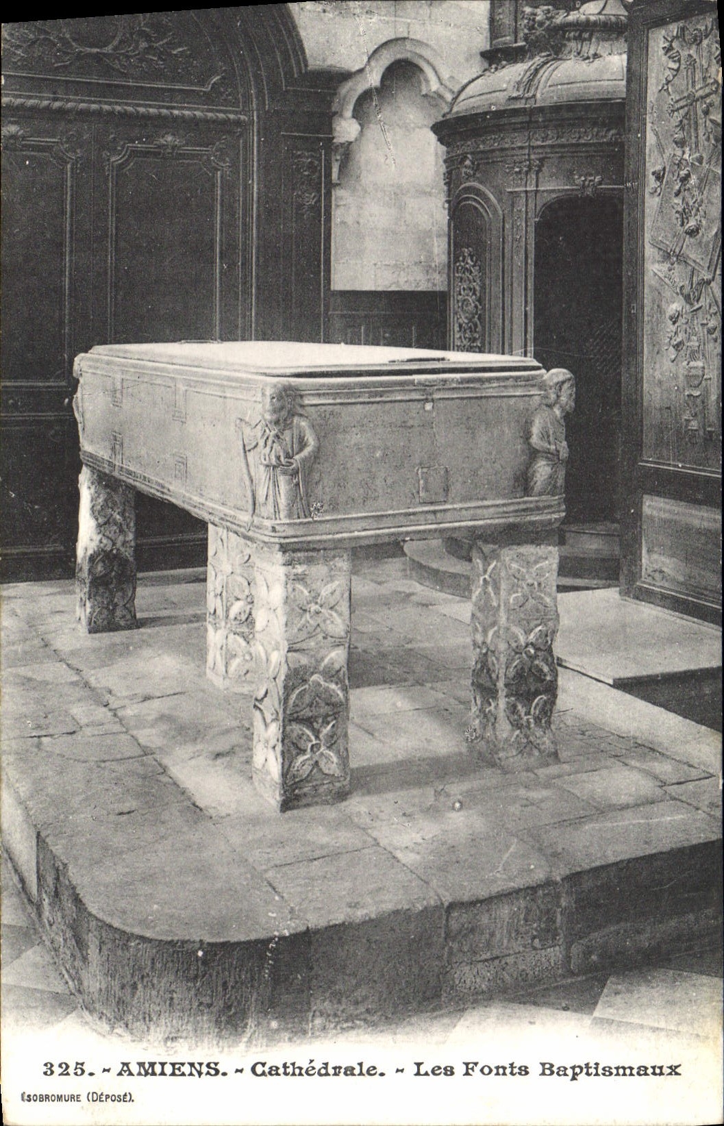 CPA Amiens Cathedrale Les Fonts Batismaux