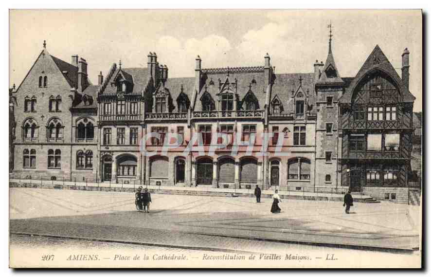 CPA Amiens Place de la Cathedrale Reconstitution de Vieilles Maisons
