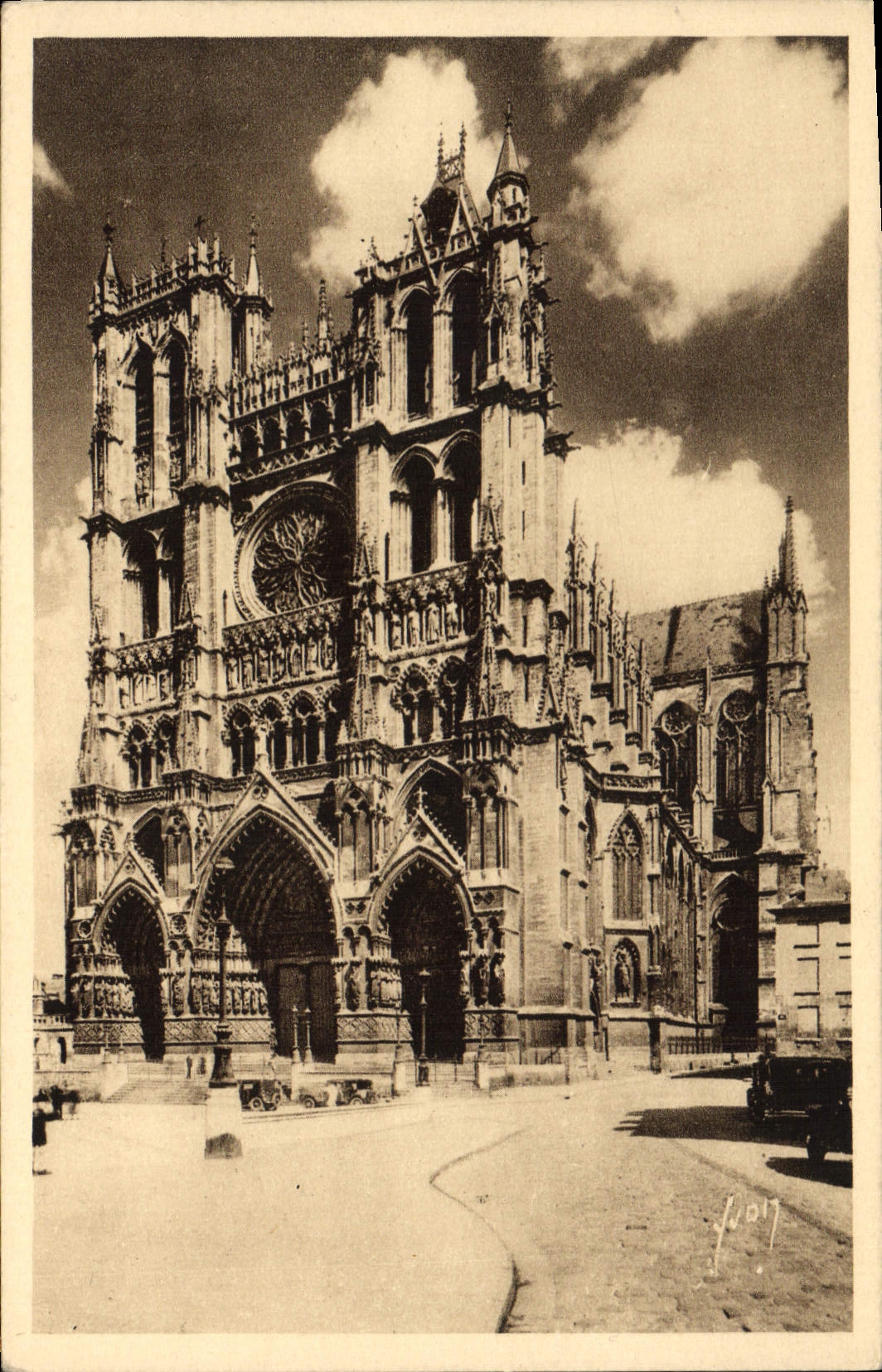 CPA Amiens (Somme) La Cathedrale Le plus beau et le plus complet monument religieux du XIIIe siecle