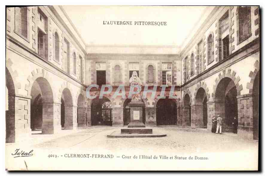 CPA Clermont Ferrand Cour de l'Hotel de Ville et Statue de Domas