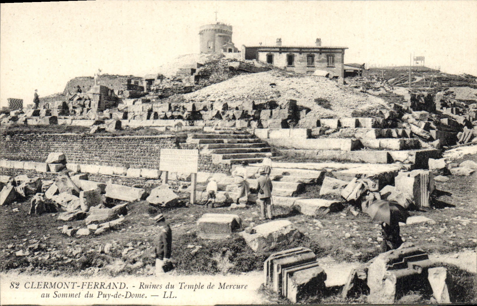 CPA Clermont Ferrand Ruines du Temple de Mercure au Sommet du Puy de Dome