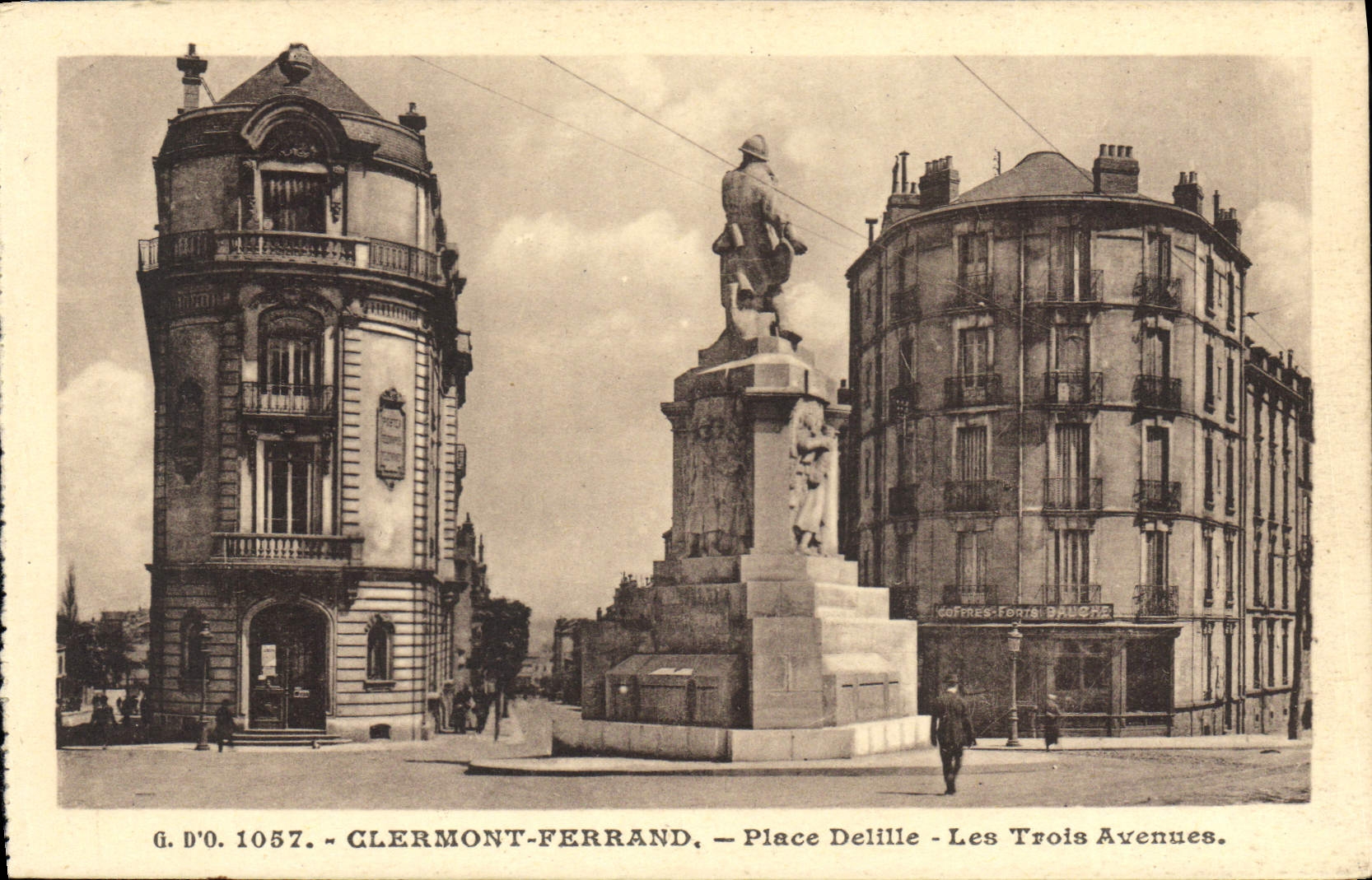CPA Clermont Ferrand Place Delille Les Trois Avenues