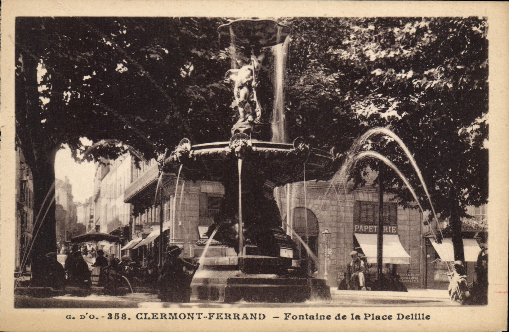 CPA Clermont Ferrand Fontaine de la Place Delille