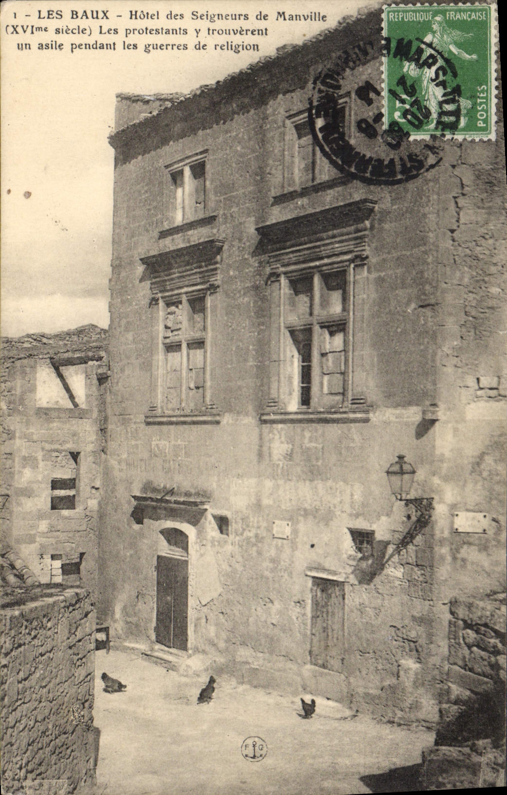 CPA Les Baux Hotel des Seigneurs de Manville (XVIe siecle) Les Protestants y trouverent un asile pen