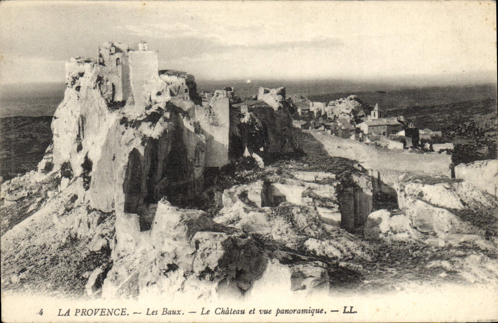 CPA La Provence Les Baux Le Chteau et veu panoramique