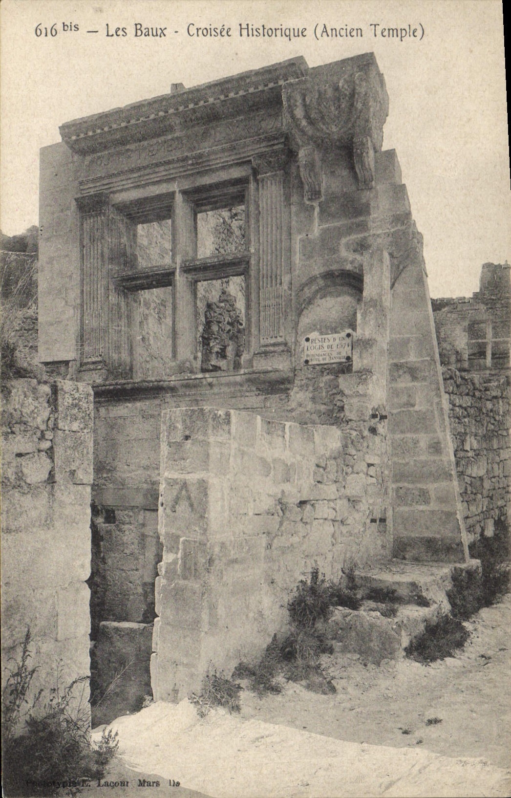 CPA Les Baux Croisee Historique (Ancien Temple)