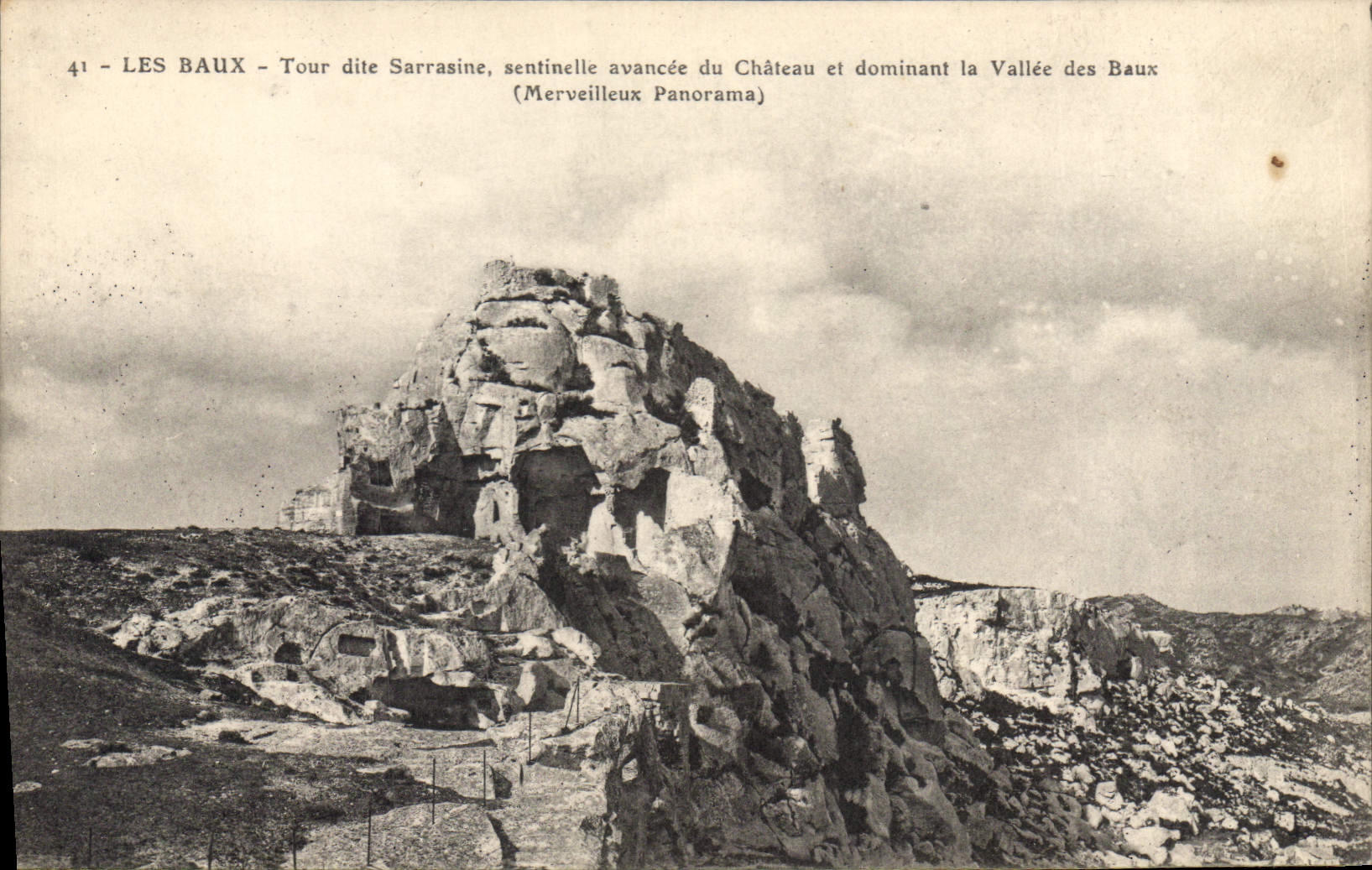 Les Baux - Tour dite Sarrasine, sentinelle avancée du Château et dominant la Vallée des Baux (Merveilleux Panorama)