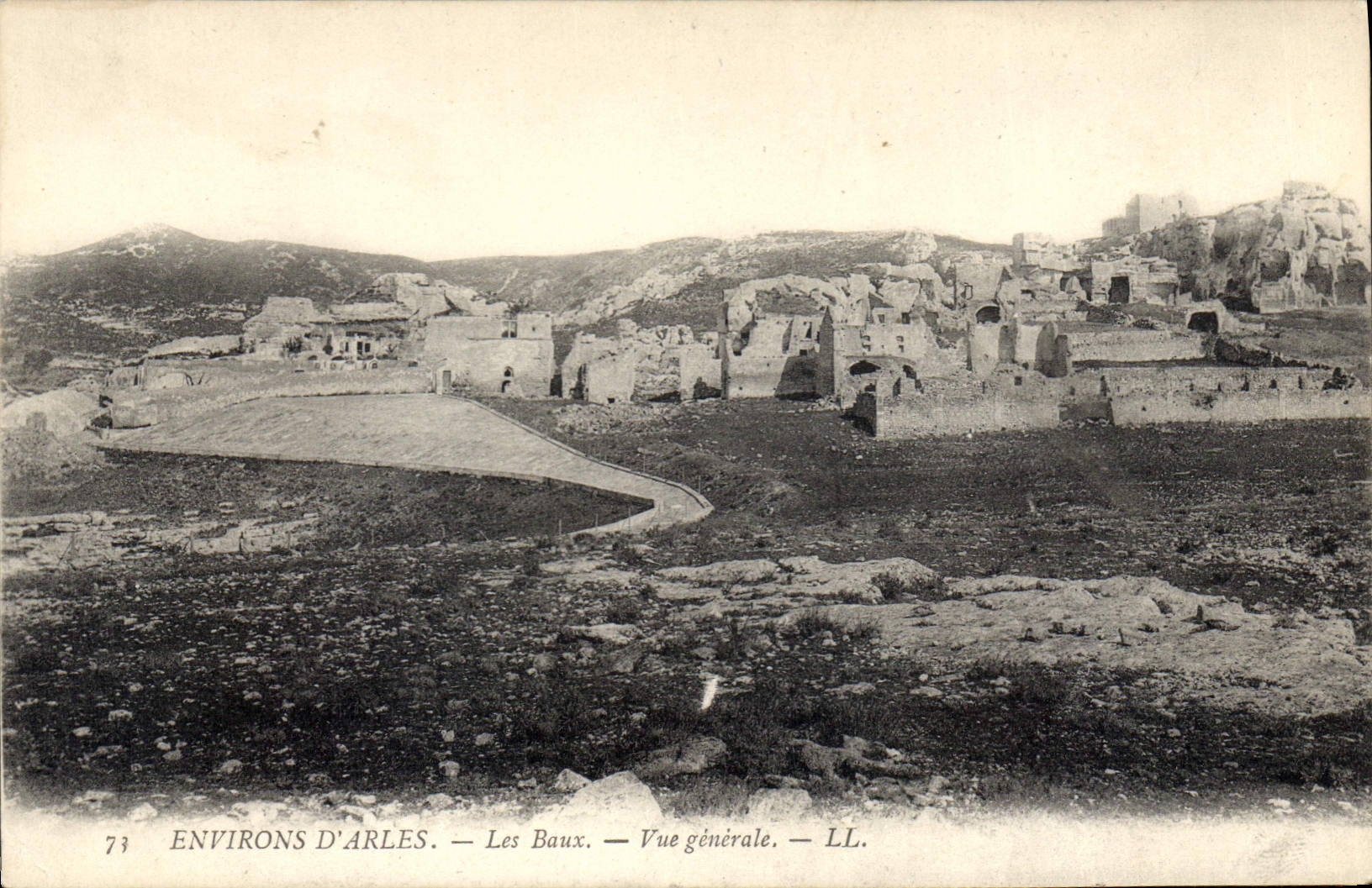 CPA Environs d'Arles Les Baux  Vue generale