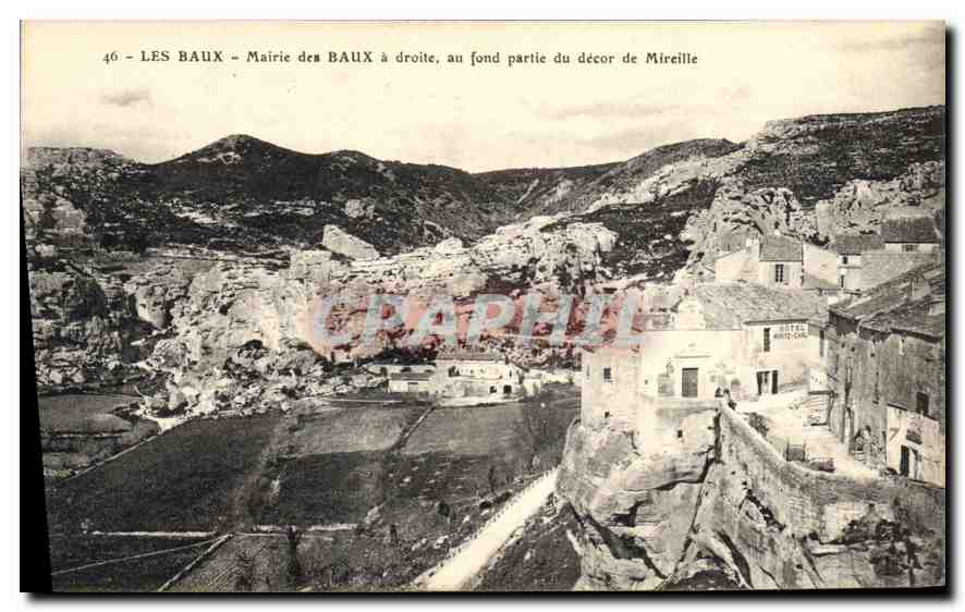 LES BAUX - Rathaus der LES BAUX rechts, im Hintergrund Teil des Mireille-Ensembles
