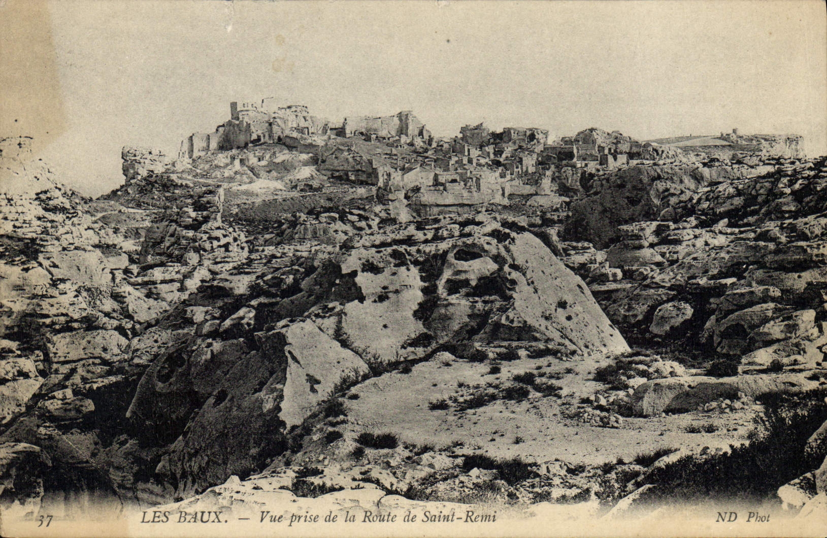 Les Baux — Vue prise de la Route de Saint-Remi — ND Phot