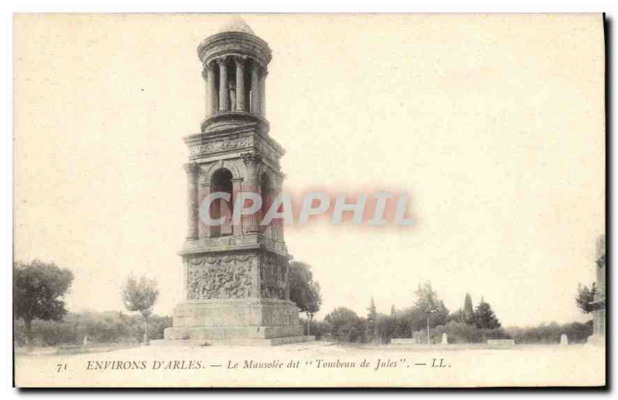 CPA Environs d'Arles Le Mausolee dit Tombeau de Jules