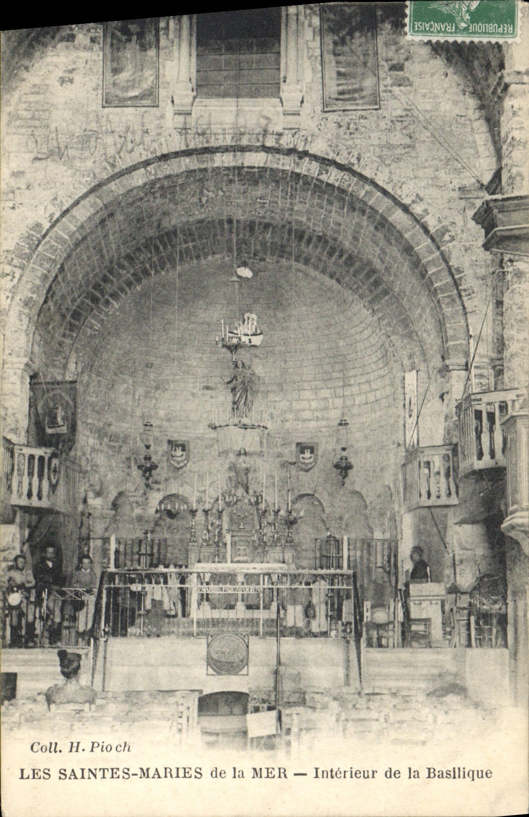 CPA les Saintes Maries de la Mer Interieur de la Basilique