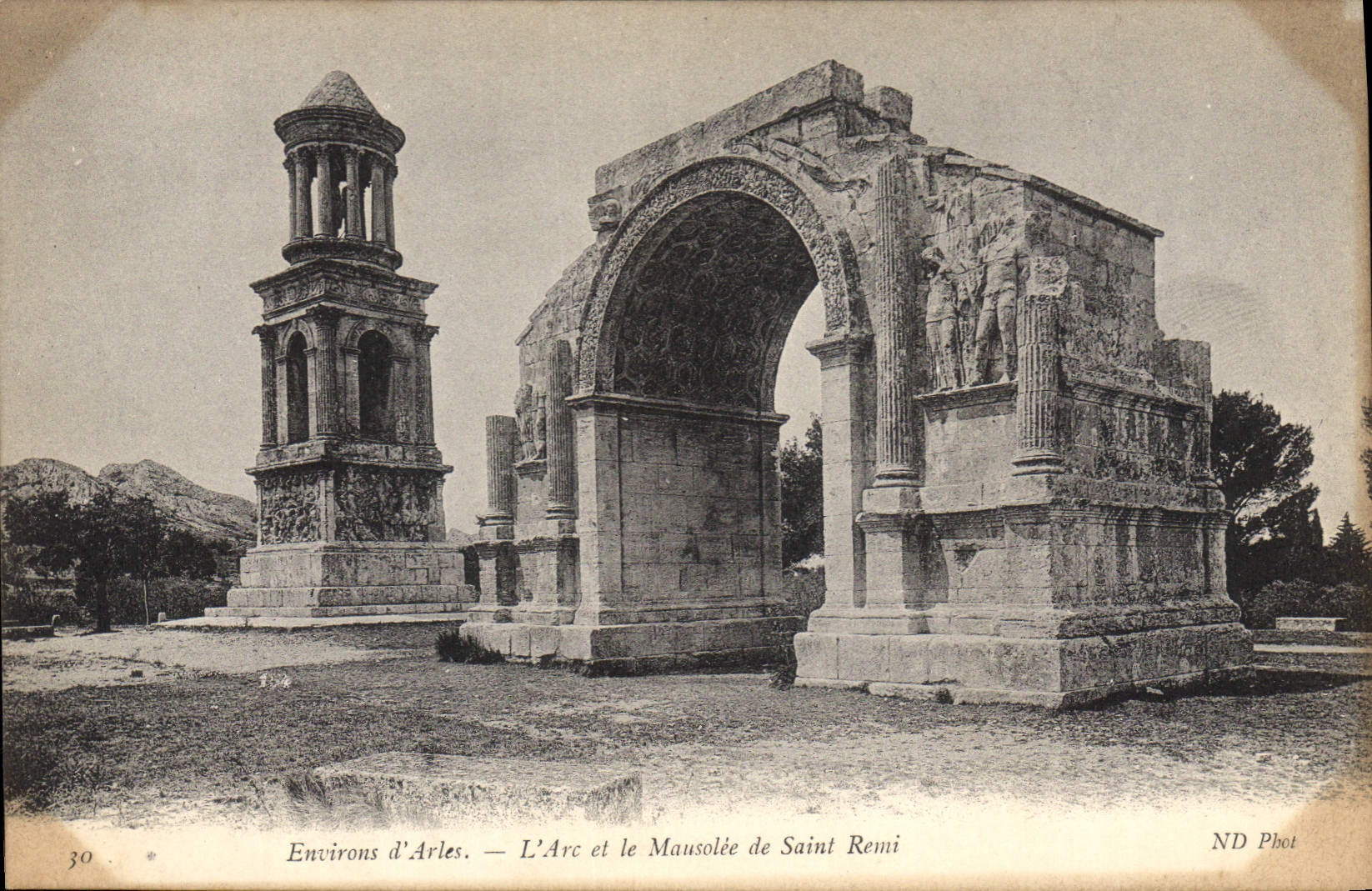 CPA Environs d'Arles L'Arc et le Mausolee de Saint Remi