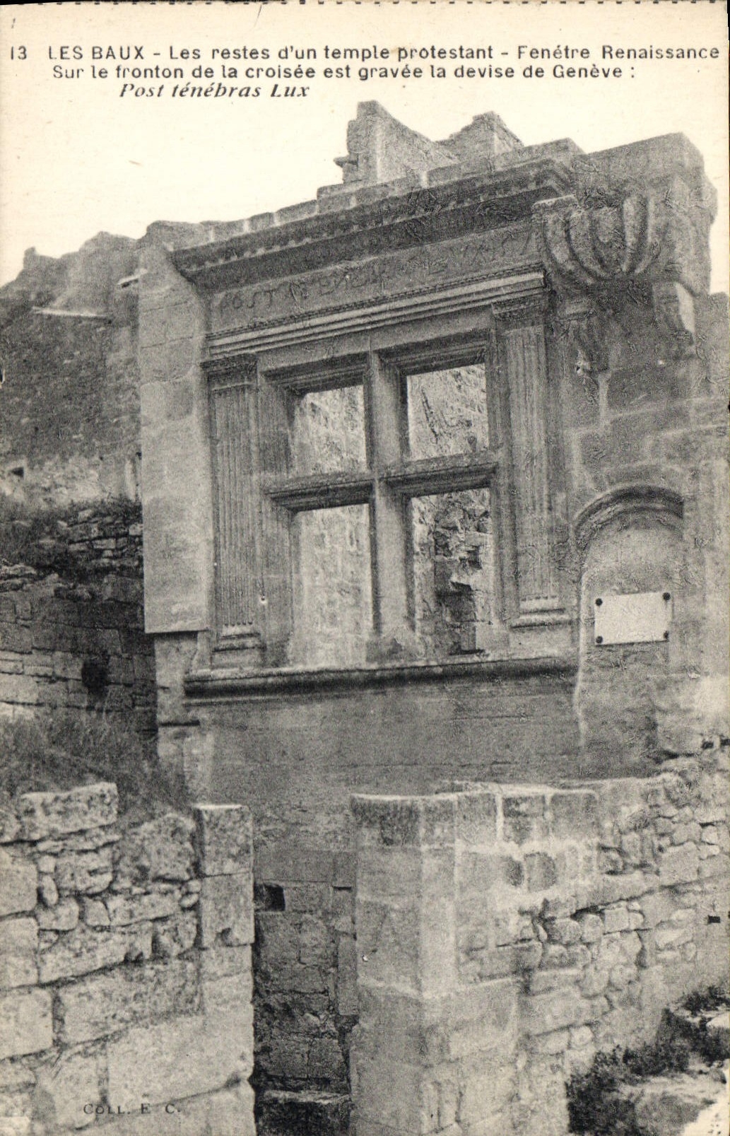 Les Baux — Die Ruinen eines protestantischen Tempels — Renaissancefenster