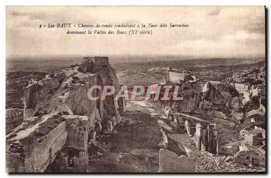 CPA Les Baux Chelib de ronde conduisant a la tour dite Sarrasine dominant la Vallee des Baux (XIe si
