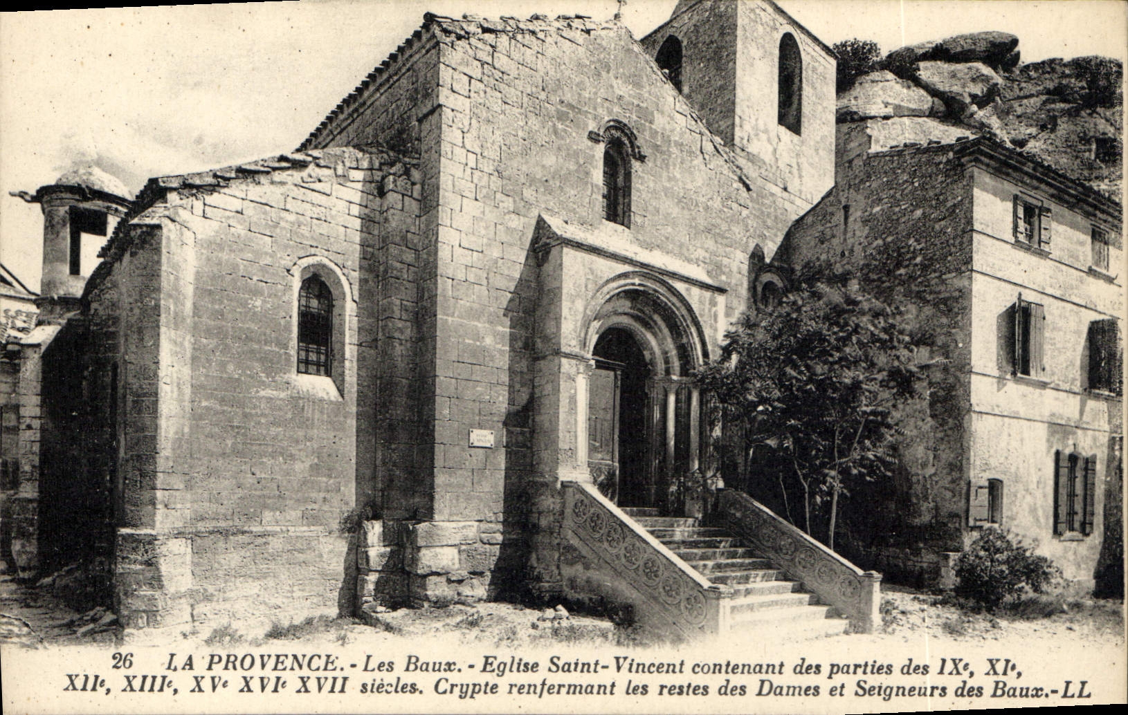 CPA La Provence Les Baux Eglise Saint Vincent contenant des Parties des IXe XIe XIIe XIIIe XVe XVI X