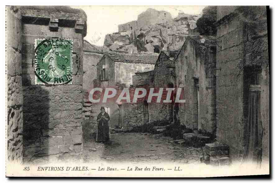 CPA Environs d'Arles Les Baux La Rue des Fours