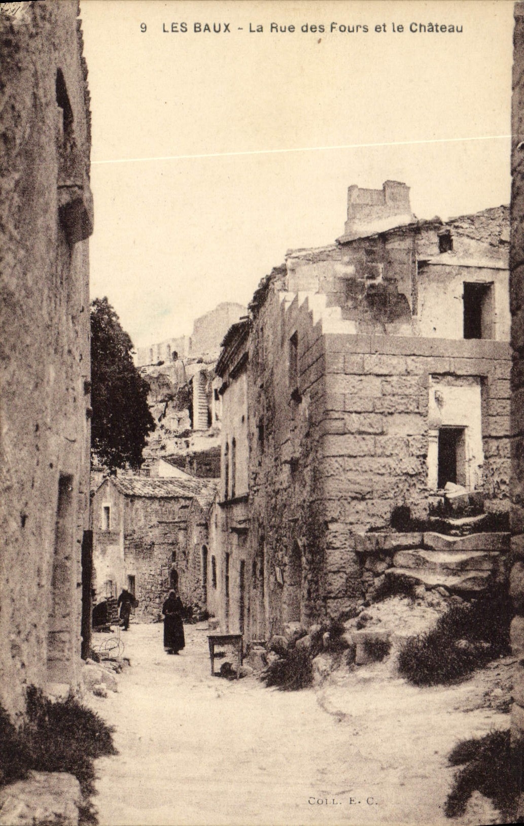 CPA Les Baux La Rue des Fours et le Chateau