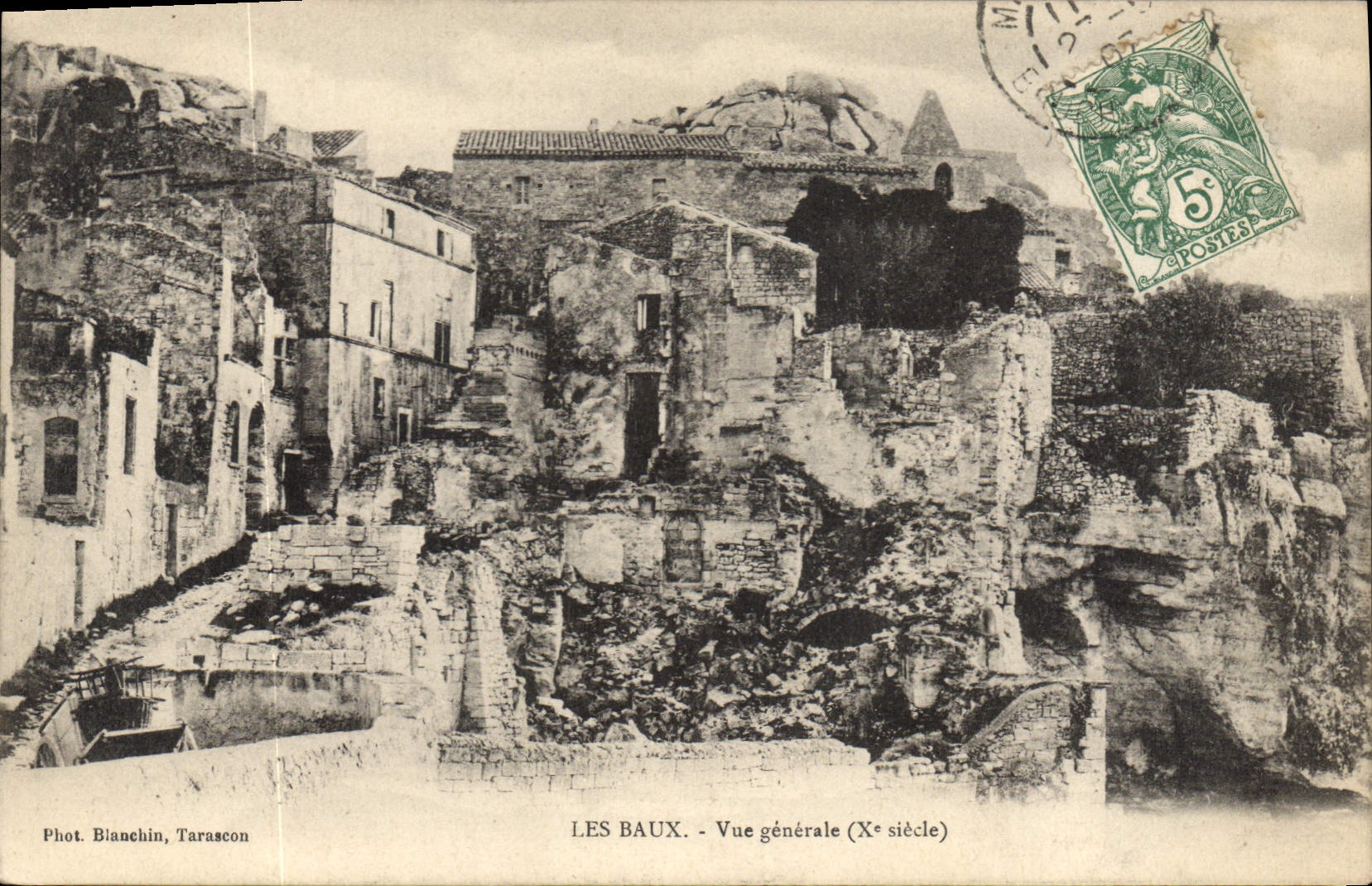 CPA Les Baux Vue generale (Xe siecle)