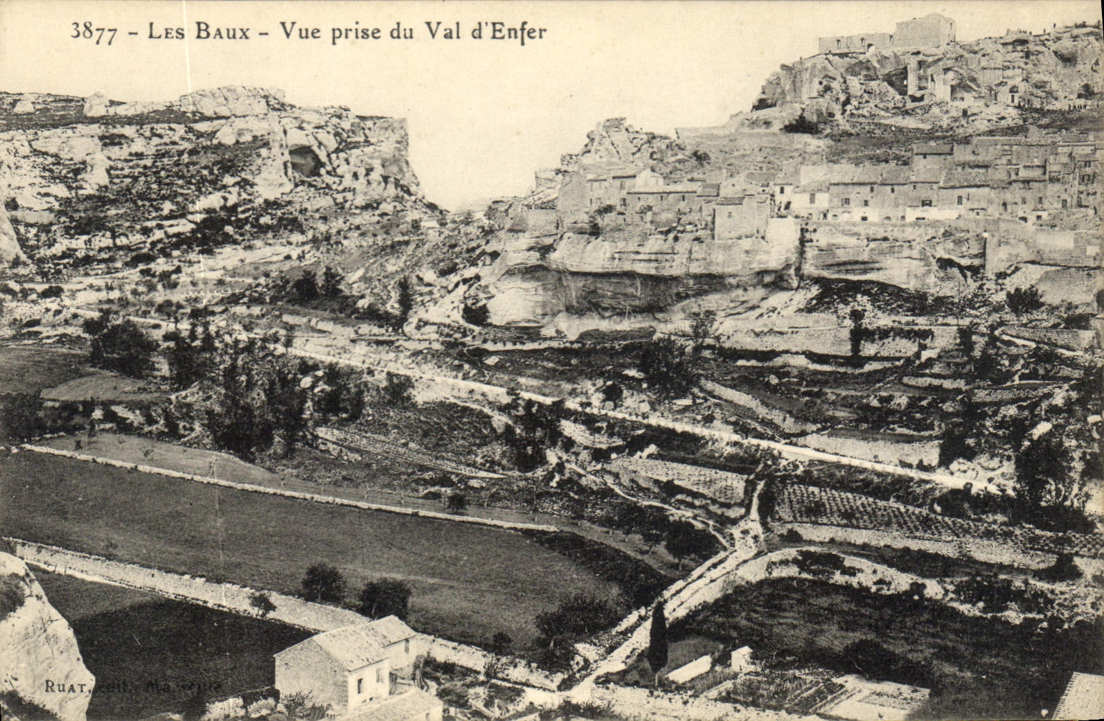 CPA Les Baux Vue prise du Val d'Enfer