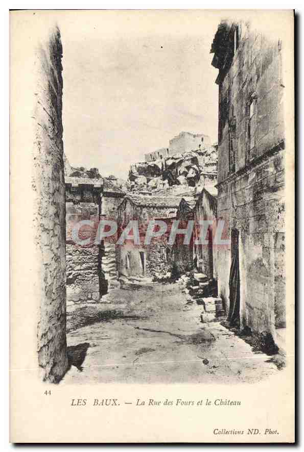CPA Les Baux La Rue des Fours et le Chateau