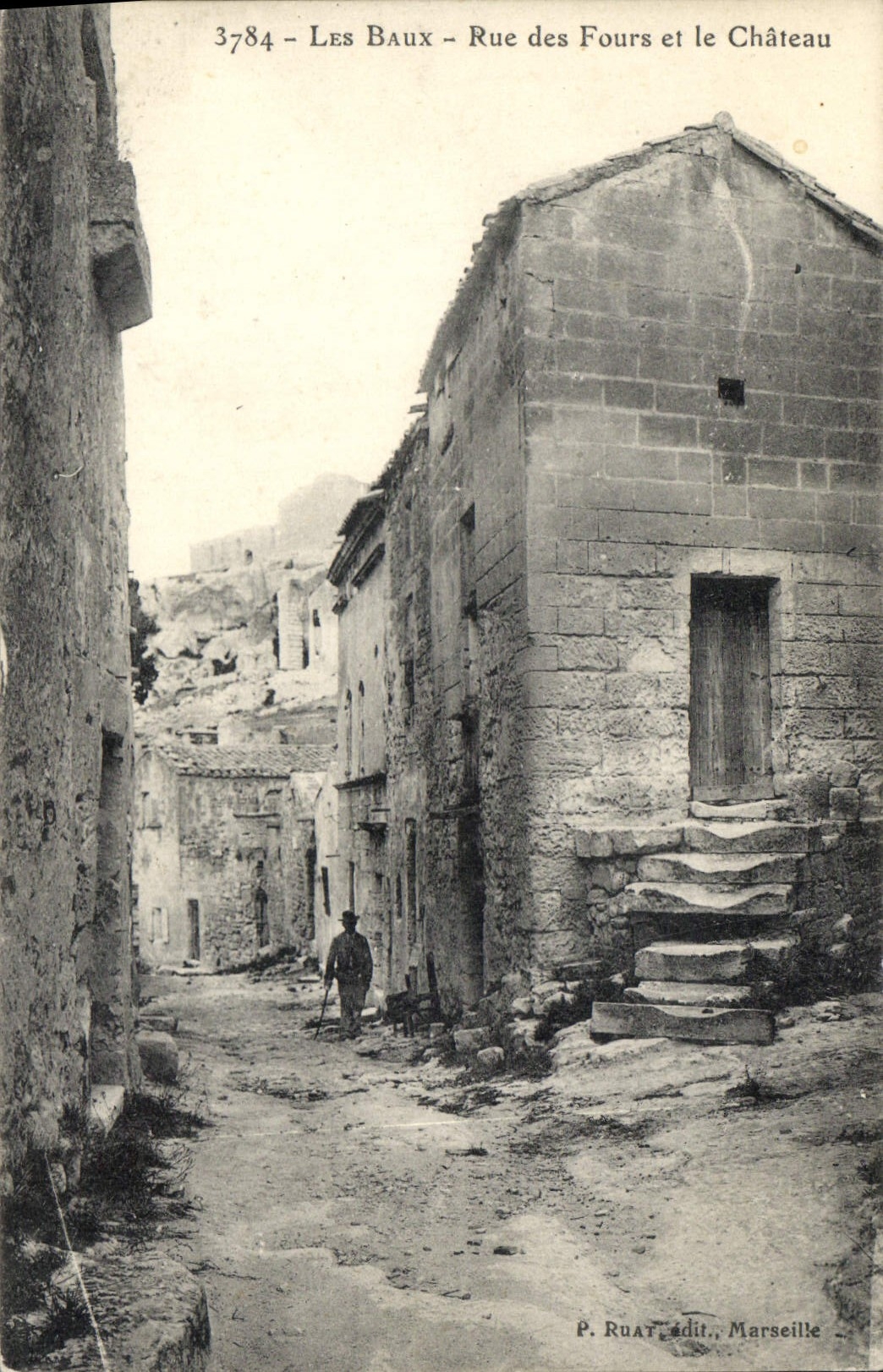 CPA Les Baux Rue des Fours et le Chateau