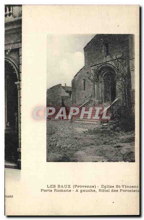 CPA Les Baux (Provence) Eglise St Vincent Porte Romane a gauche Hotel des Porcelets