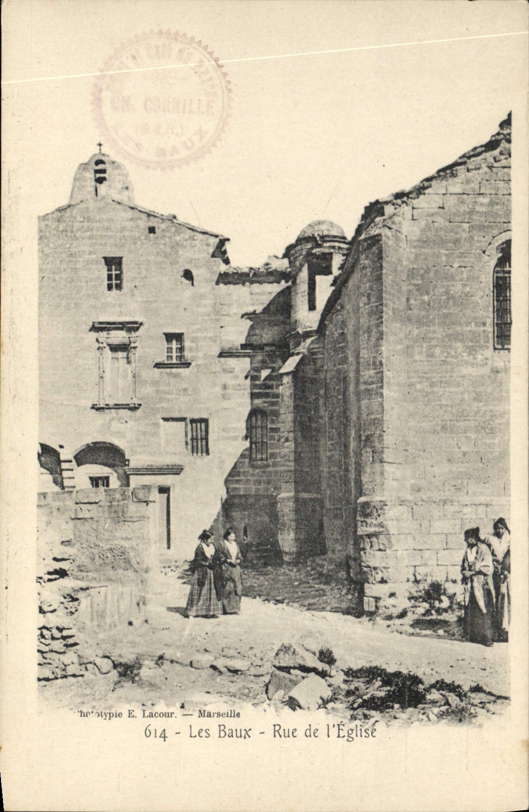 CPA Les Baux Rue de l'Eglise Folklore