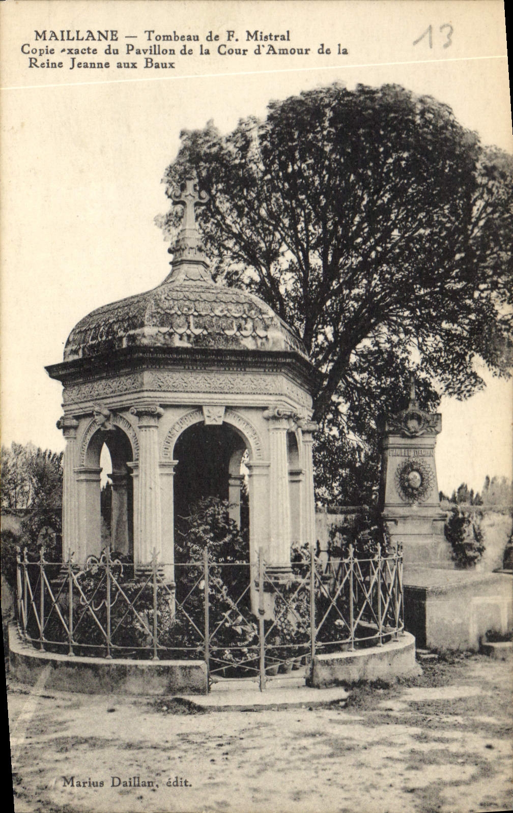 CPA Maillane Tombeau de F Mistral Copie exacte du Pavillon de la Cour d'Amour de la Reine Jeanne aux