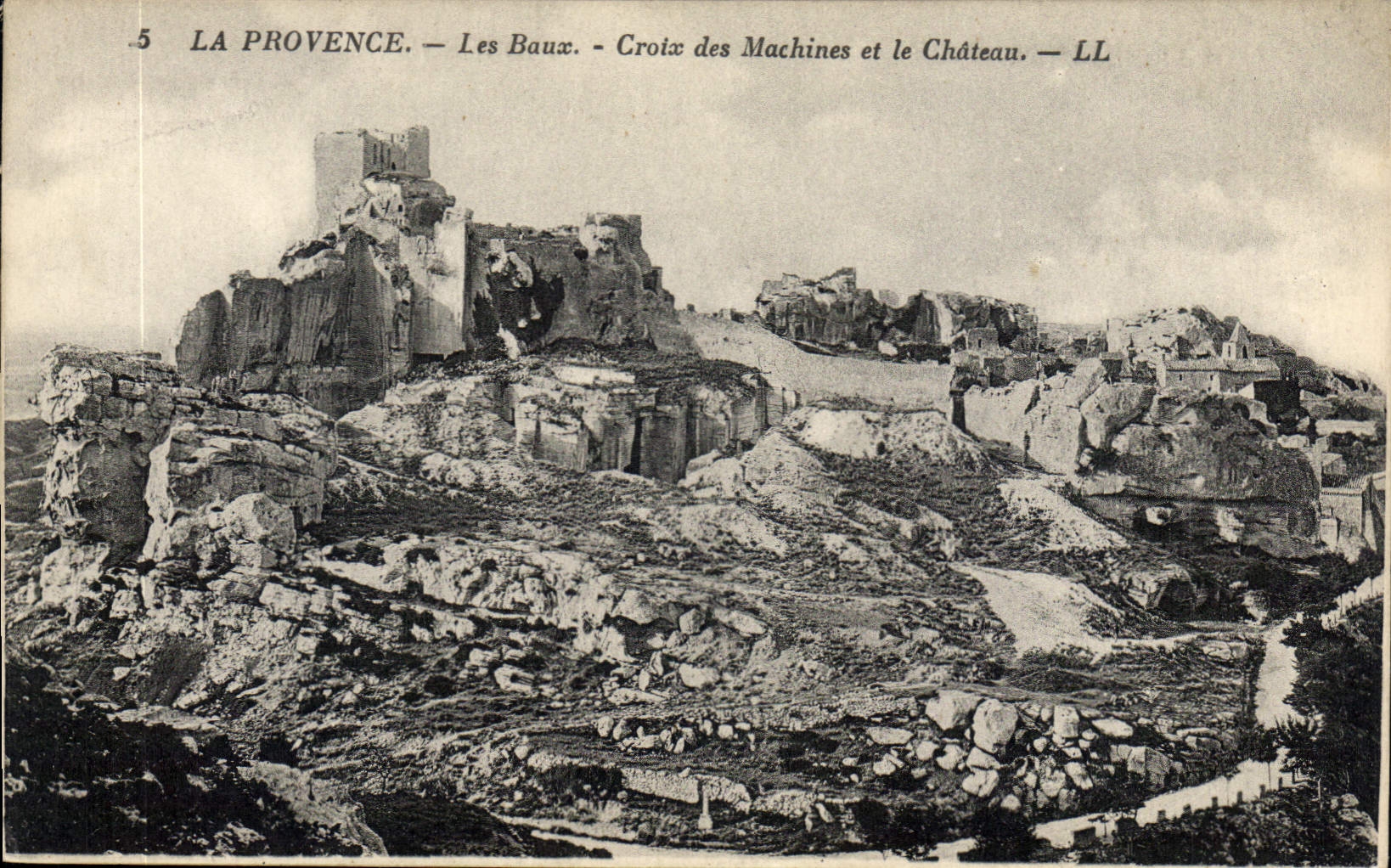 CPA La Provence Les Baux Croix des Machines et le Chateau
