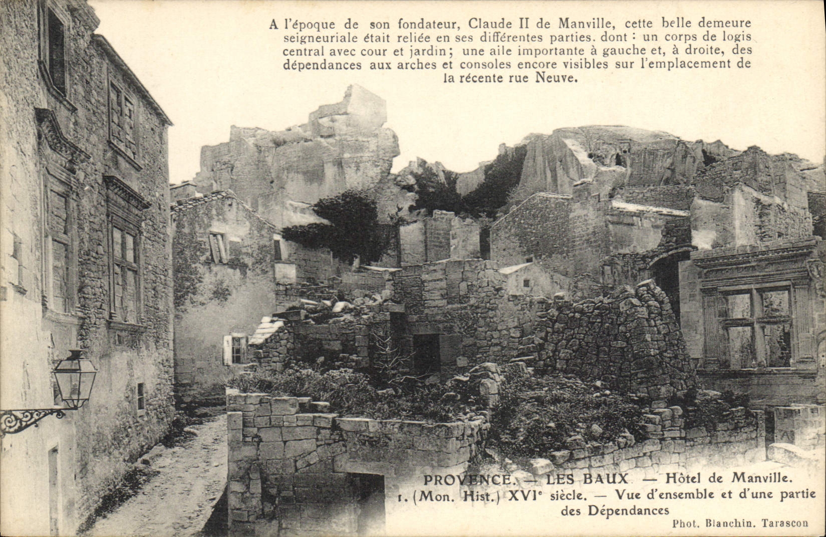 CPA Provence les Baux Hotel de Manville (Mon Hist) XVIe siecle Vue d'ensemble et d'une partie des De