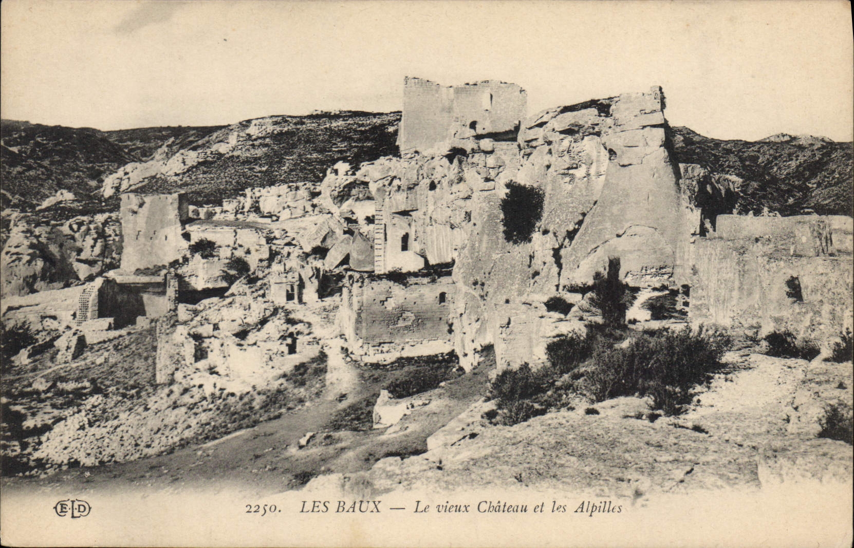 CPA Les Baux Le vieux Chateau et les Alpilles