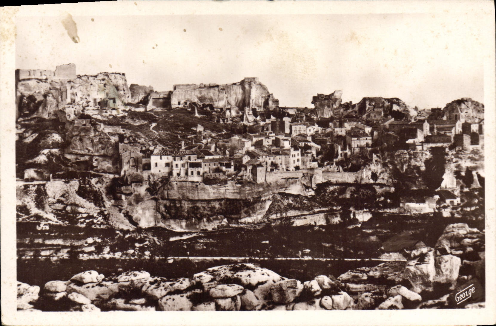 Les Baux-sur-Rhône — Vue générale — Photo George