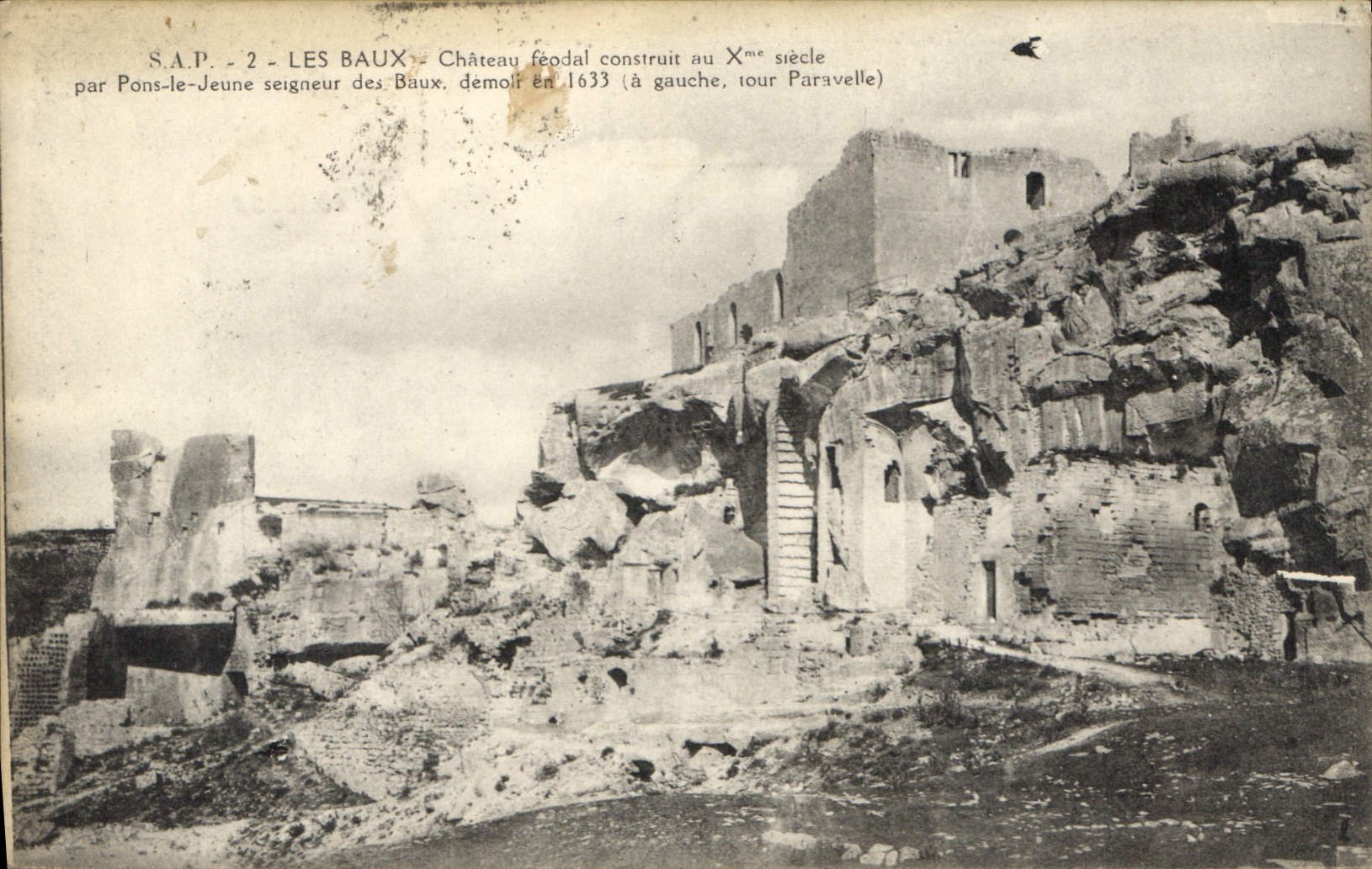 CPA Les Baux Chateau feodal construit au Xme siecle par Pont le Jeune seigneur des Baux en 1633 (a g