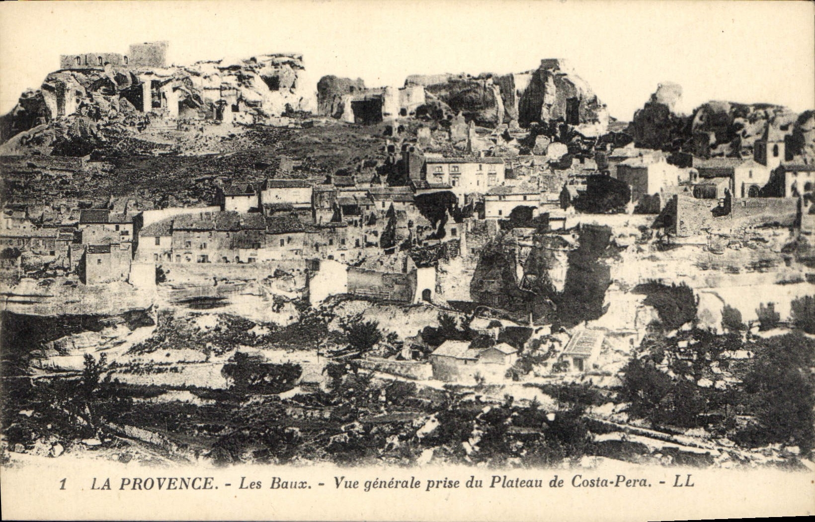 CPA La Provence Les Baux Vue generale prise du Plateau du Costa Pera