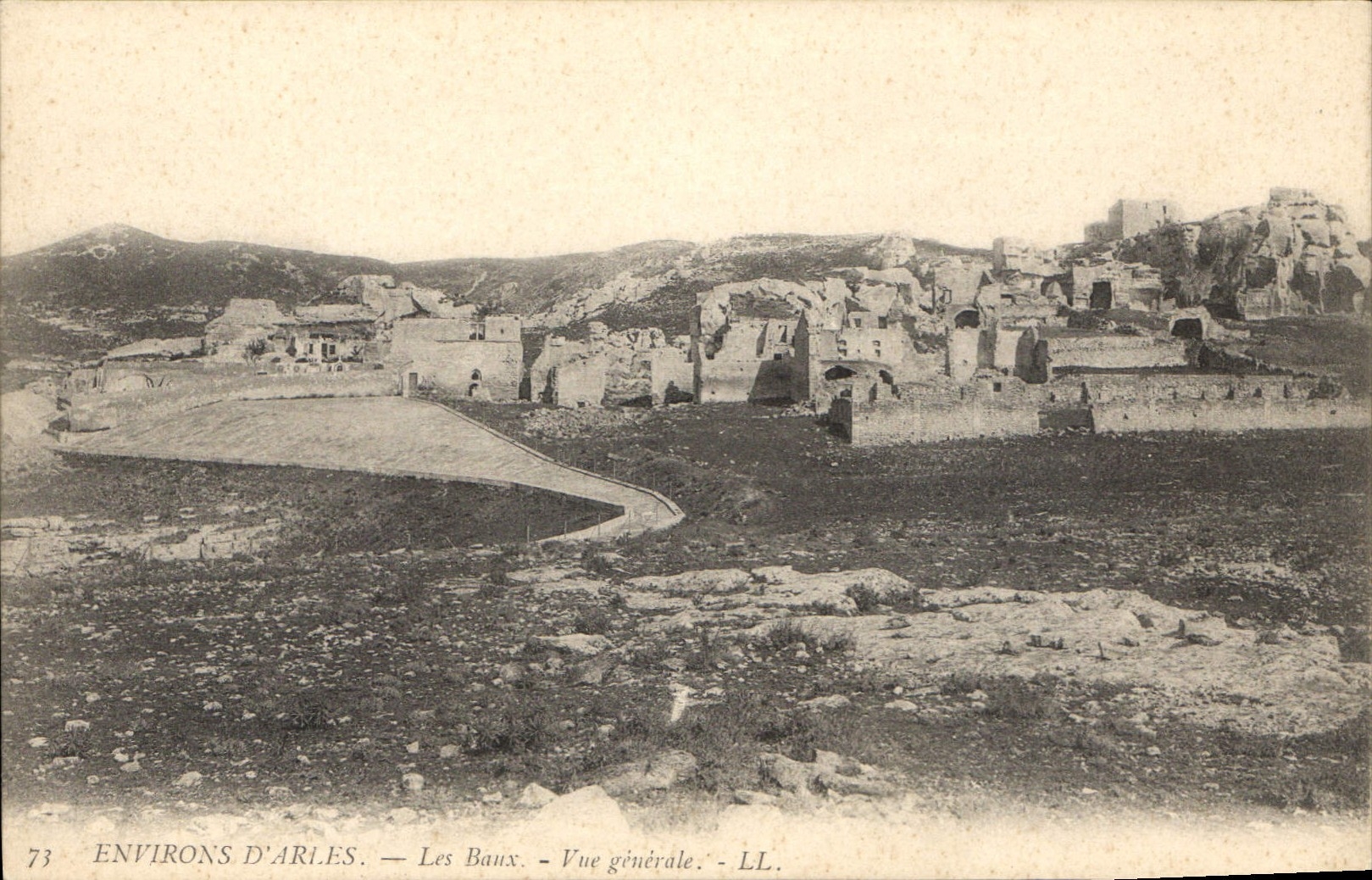 CPA Environs d'Arles Les Baux Vue generale