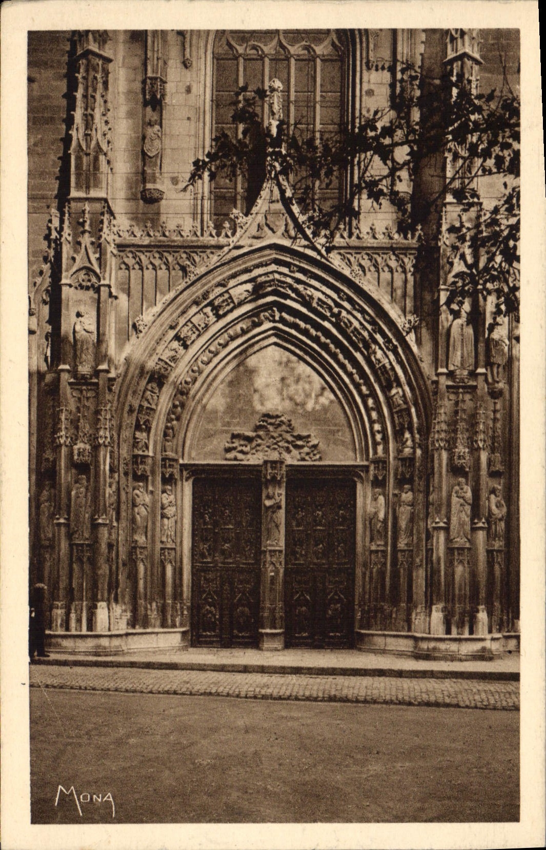 Portail de la Cathédrale Saint-Sauveur d'Aix-en-Provence — œuvre de J. Guiramand (1504) — éditeur MONA, série SE.103