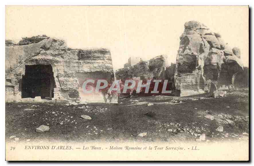 CPA Environs d'Arles Les Baux Maison Romaine et la Sarrazine