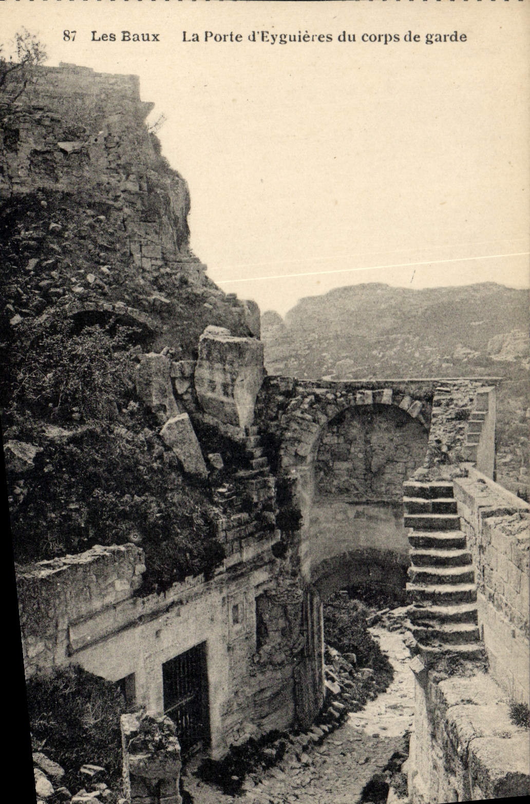 CPA Les Baux La Porte d'Eyguieres du corps de Garde