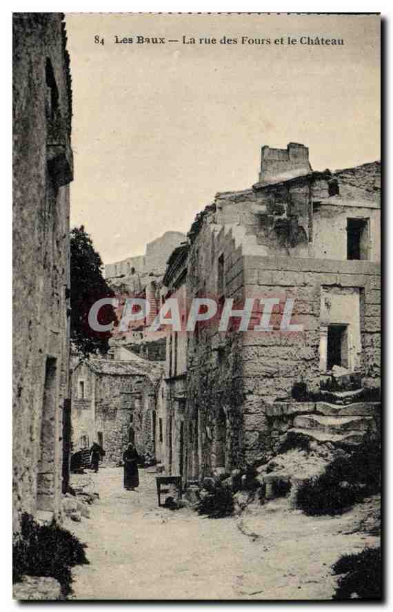 CPA Les Baux La rue des Fours et le Chateau