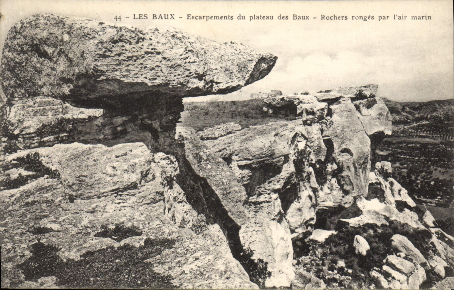 CPA Les Baux Escarpements du plateau des Baux Rochers ronges par l'air marin